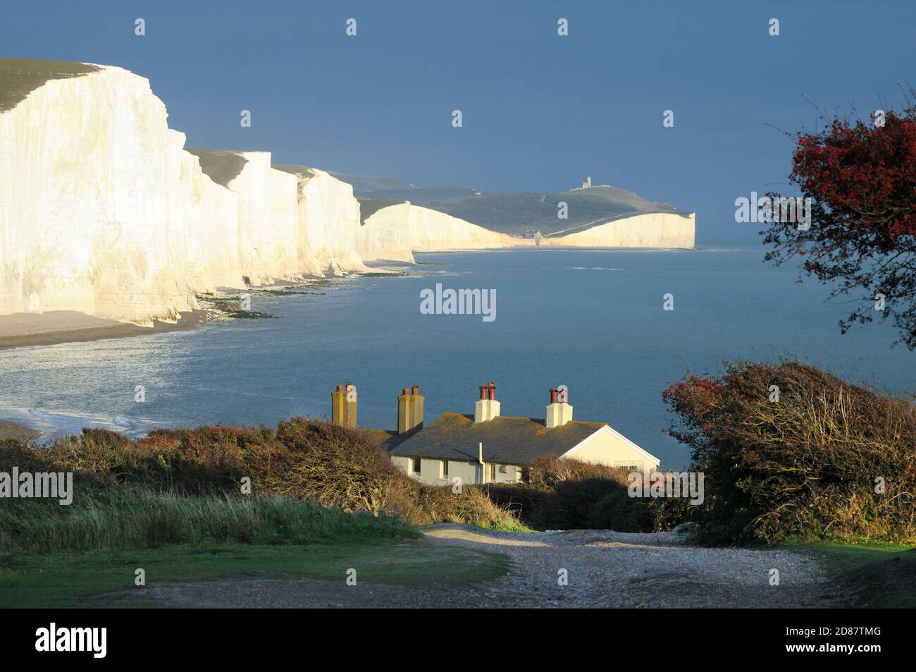 Seven Sisters scogliere e cottage di guardia costiera con Belle Tout Lighthouse in distance, Seaford Head, South Downs National Park, East Sussex, Inghilterra, Regno Unito Foto Stock