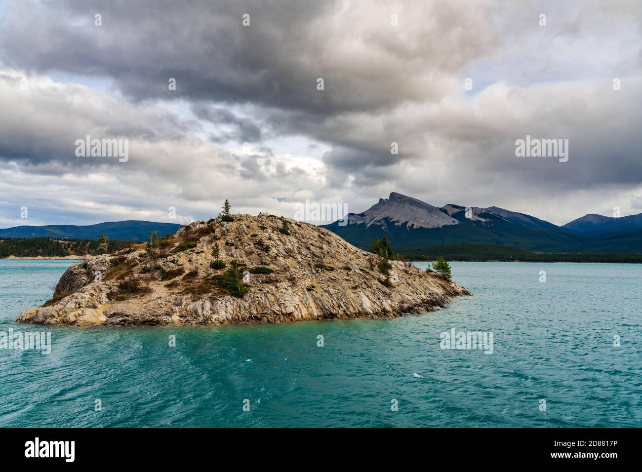 Vista del lago Abraham nella stagione estiva. Un piccolo isolotto di roccia in primo piano e Kista Peak sullo sfondo. Jasper National Park, Alberta Foto Stock