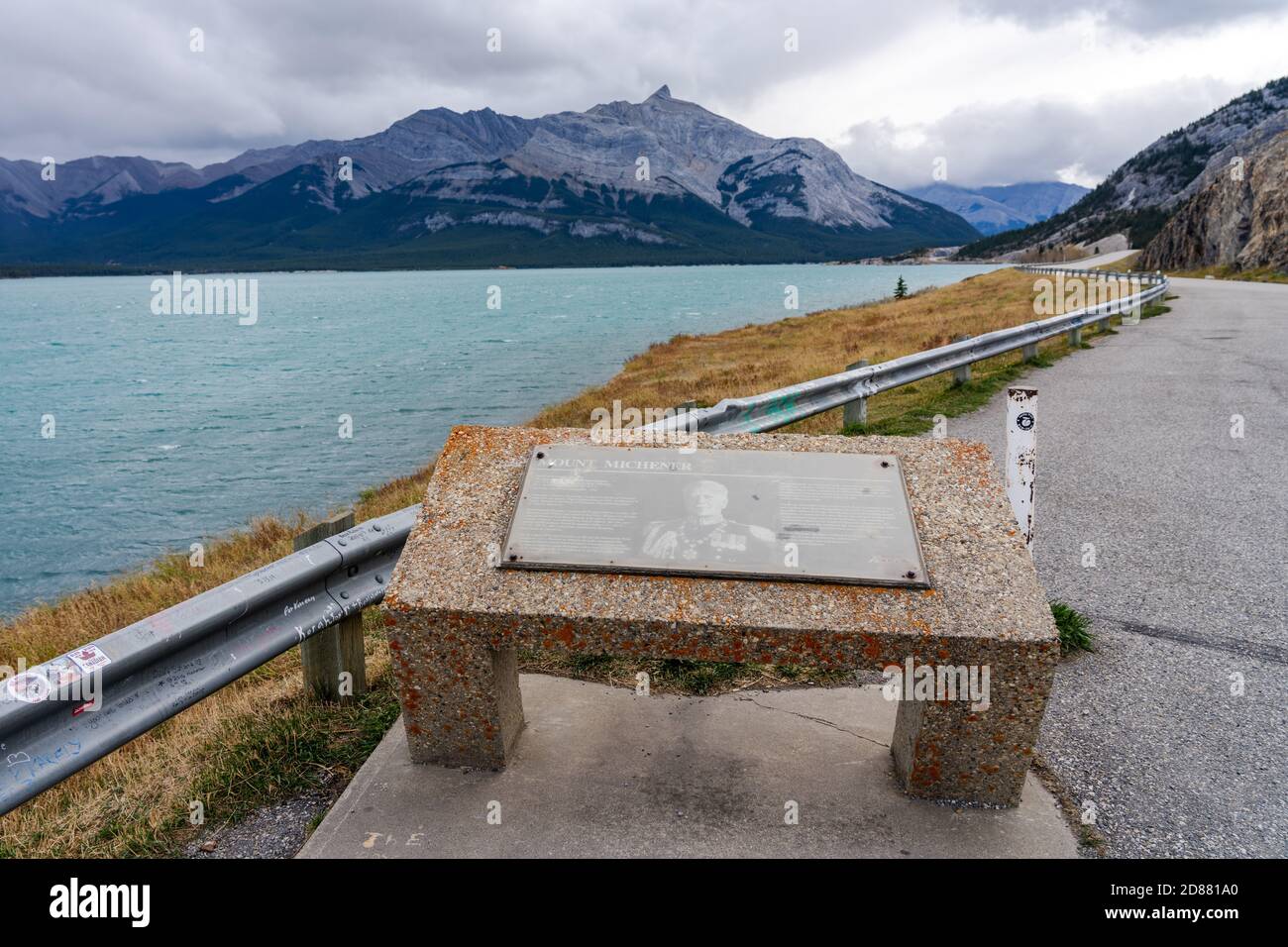 Strada rurale nella foresta con il Monte Michener sullo sfondo. Alberta Highway 11 (David Thompson Hwy) lungo la riva del lago Abraham. Jasper National Foto Stock