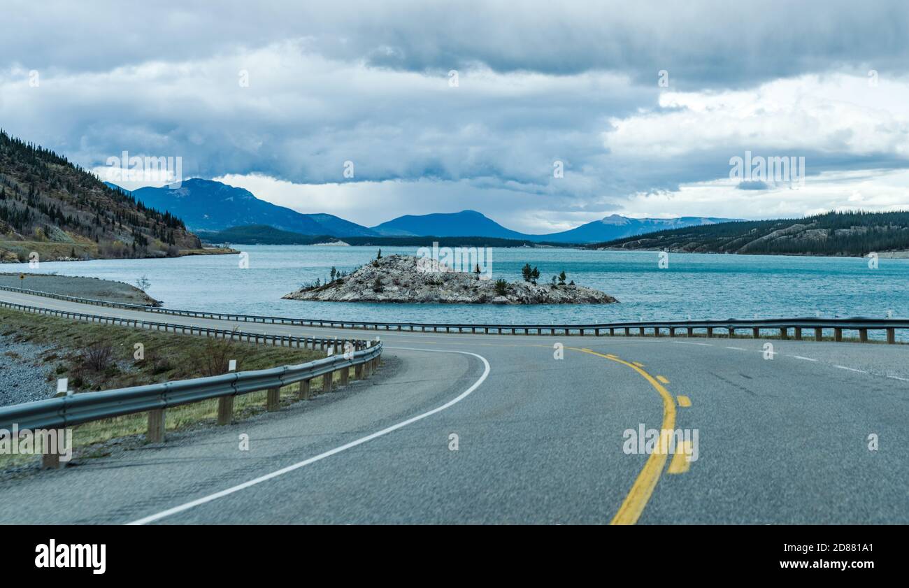 Alberta Highway 11 (David Thompson Hwy) lungo il lago Abraham, un piccolo isolotto di roccia sulla riva del lago. Jasper National Park, Canada. Foto Stock