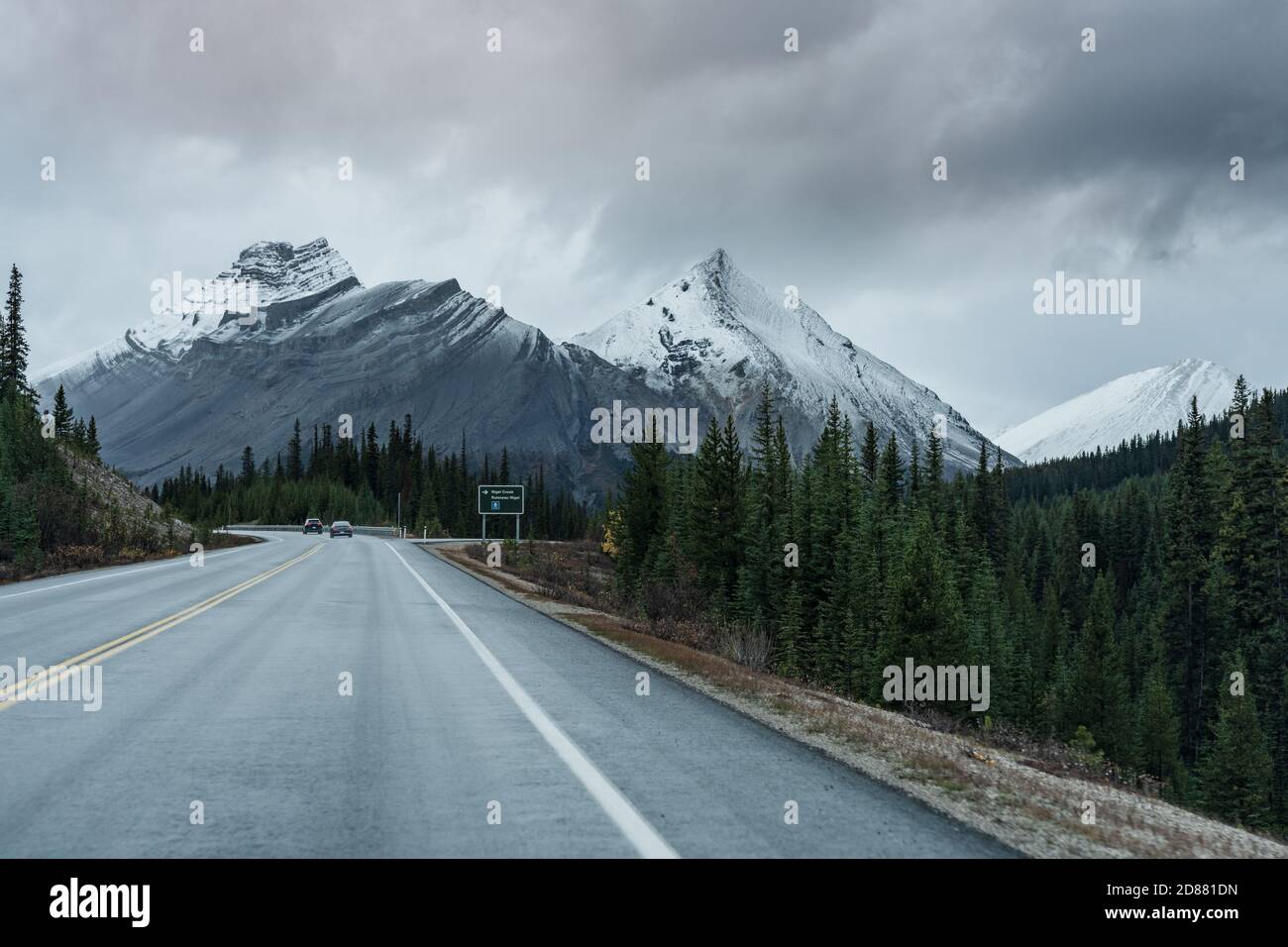 Nigel Peak innevato in fine stagione autunnale. Vista dall'Icefields Parkway (autostrada Alberta 93), Jasper National Park, Canada. Foto Stock