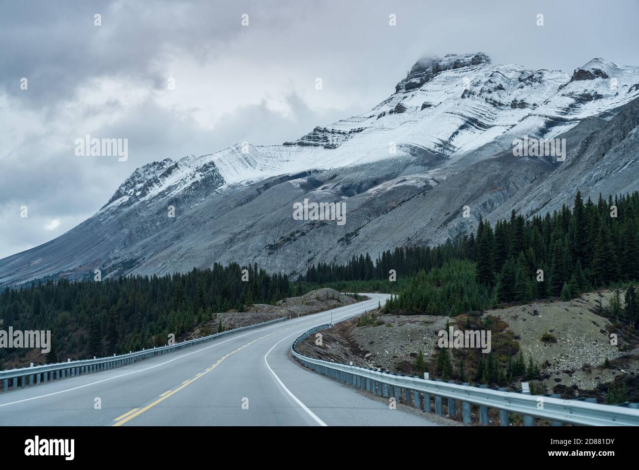 Montagne innevate nel tardo autunno. Vista dall'Icefields Parkway (autostrada Alberta 93), Jasper National Park, Canada. Foto Stock