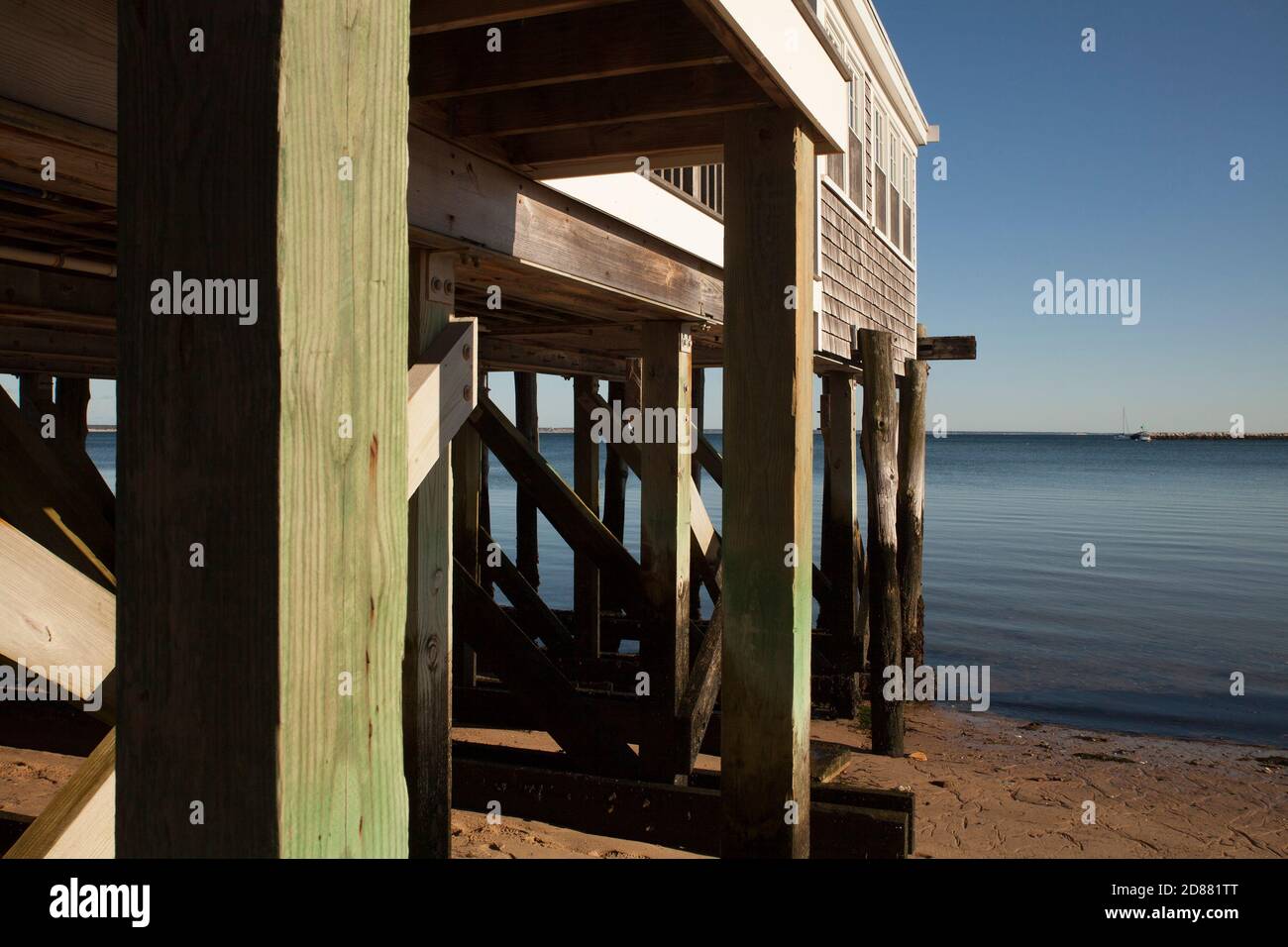 Palafitte lungo la spiaggia di Provincetown. Foto Stock
