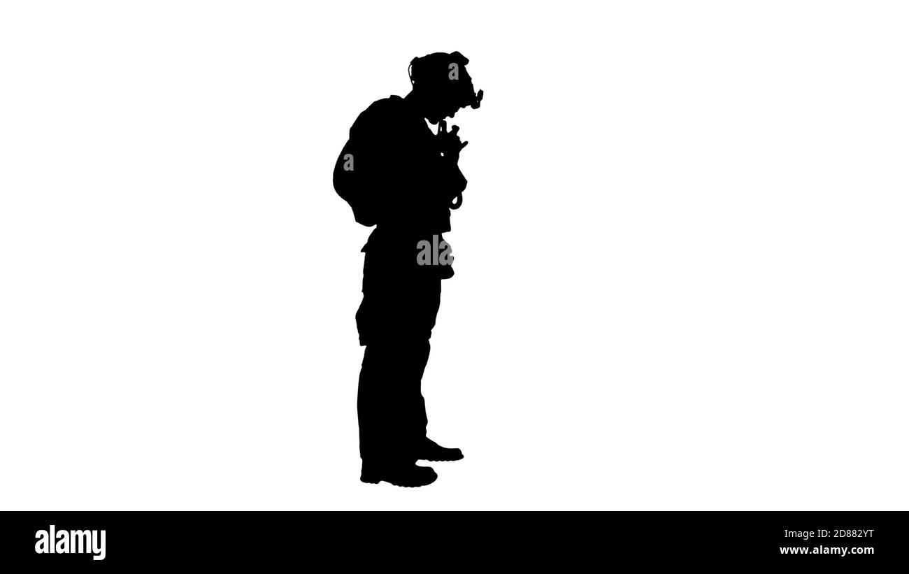 Soldato in piedi e che parla alla radio, canale Alfa Foto Stock