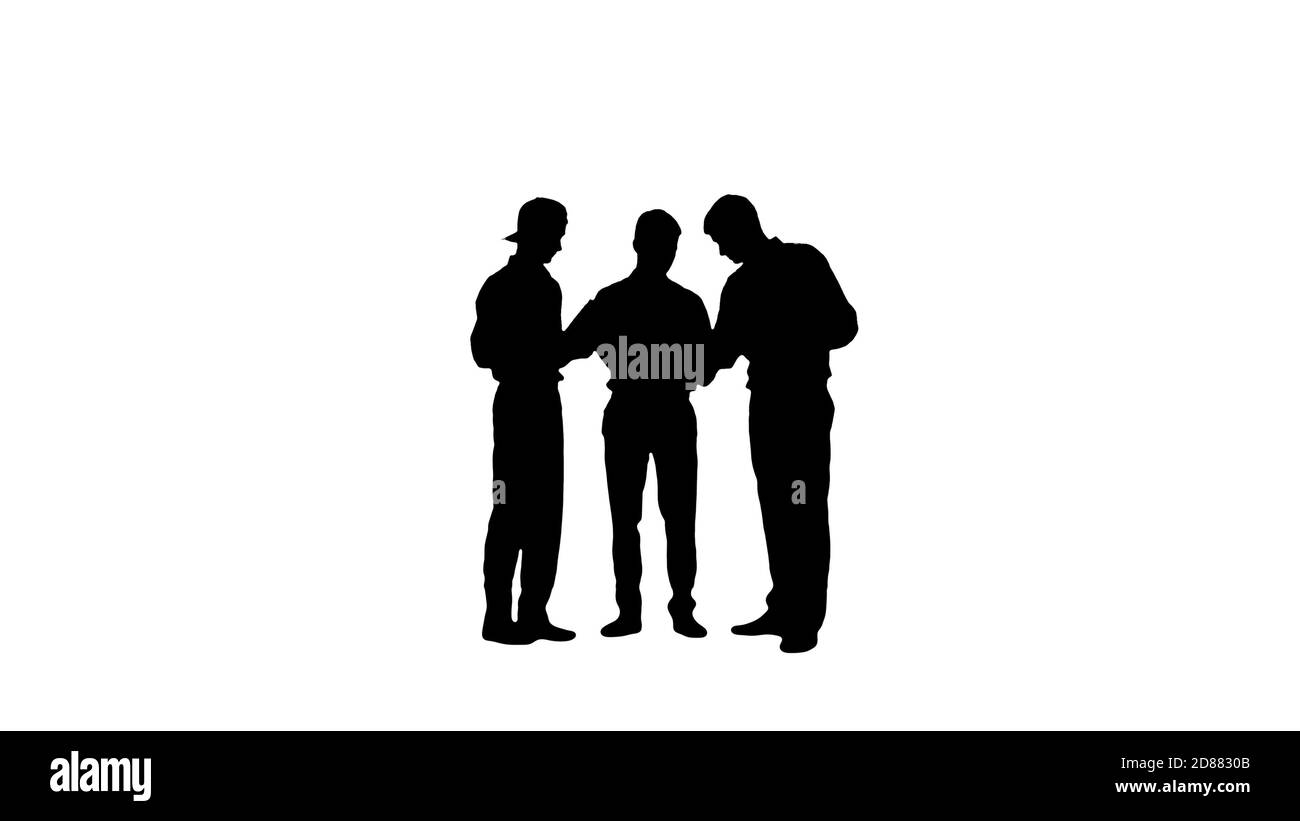 Silhouette tre tipi simili vestiti che leggono alcuni documenti whi Foto Stock