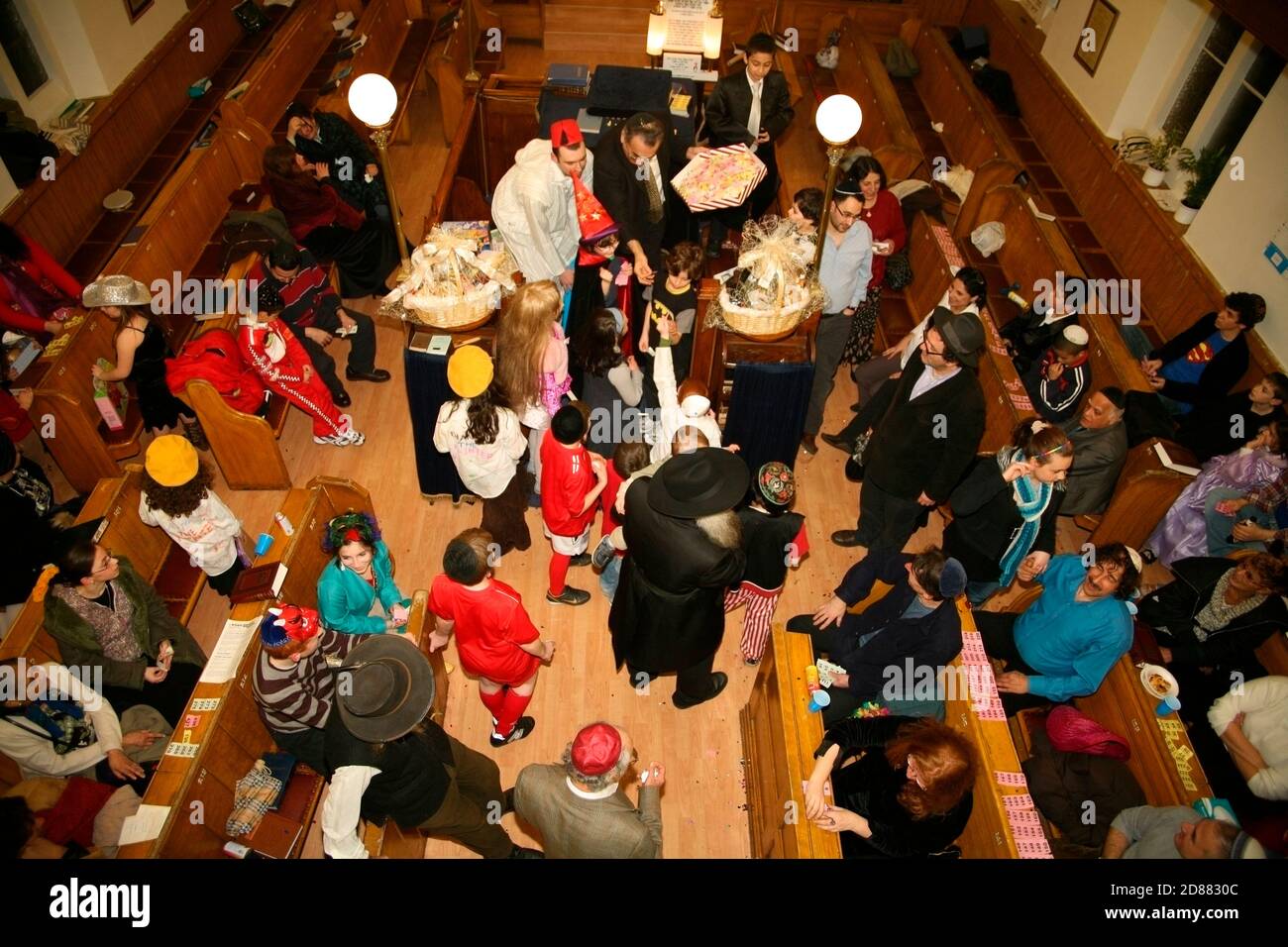 Festeggia purim con gli ospiti e vestiti a Londra sinagoga Foto Stock
