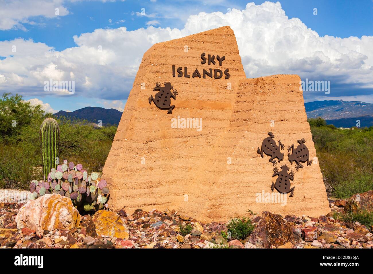 Un segno concreto che annuncia il vicino complesso Sky Island delle montagne di Santa Catalina (noto anche come montagna di rana) Tucson. Foto Stock