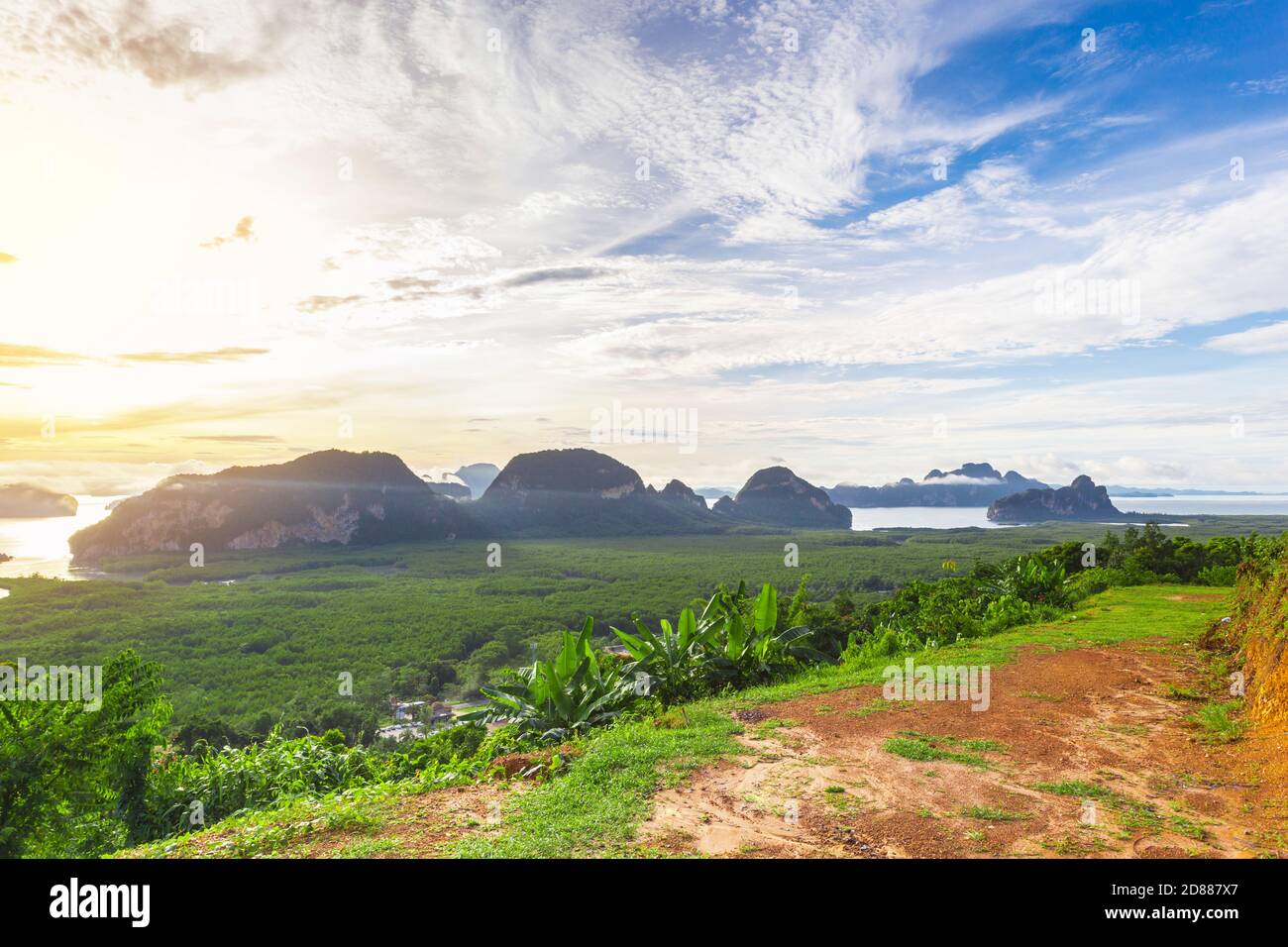 Samet Nangshe punto di osservazione all'alba a Phang nga, Thailandia. Foto Stock