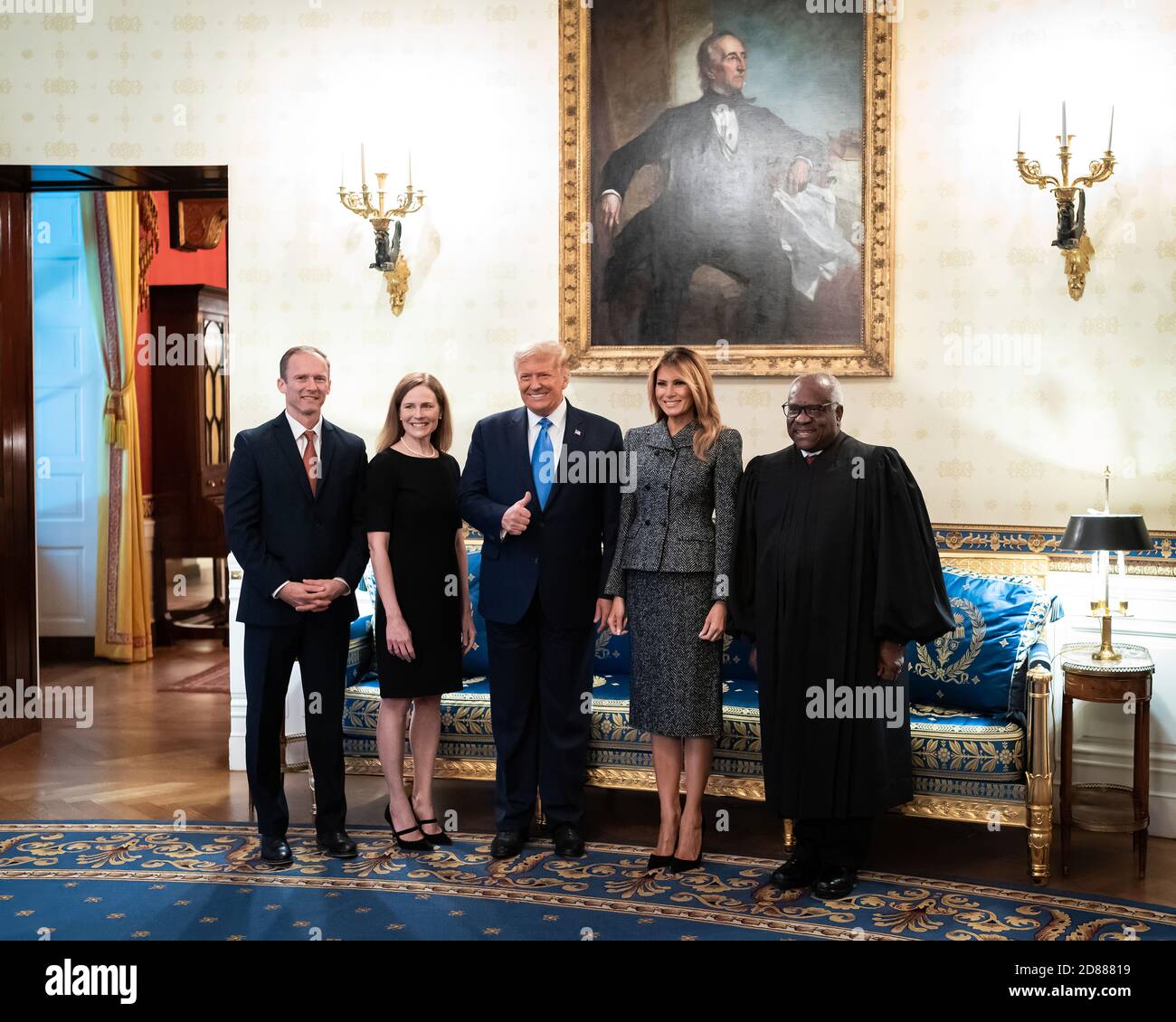 Il presidente Donald J. Trump e la First Lady Melania Trump si pongono per una foto con la Corte Suprema Ass Justice Amy Coney Barrett, suo marito Jesse Barrett, la Corte Suprema associate Justice Clarence Thomas, E sua moglie Virginia Thomas nella Cross Hall della Casa Bianca Lunedi, 26 ottobre 2020, dopo aver partecipato alla cerimonia di giuramento di Barrett come Corte Suprema associate Justice. Foto Stock