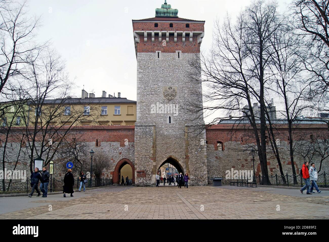 Brama Floriańska, St. La porta di Florian è l'unica porta della città degli otto costruiti nel Medioevo nella fortificazione della città vecchia di Cracovia in Polonia. Foto Stock