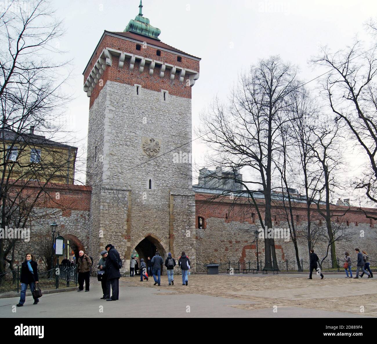 Brama Floriańska, St. La porta di Florian è l'unica porta della città degli otto costruiti nel Medioevo nella fortificazione della città vecchia di Cracovia in Polonia. Foto Stock