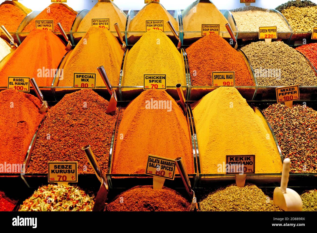 Pile di spezie in vendita nel Gran Bazar di Istanbul, Turchia. Foto Stock