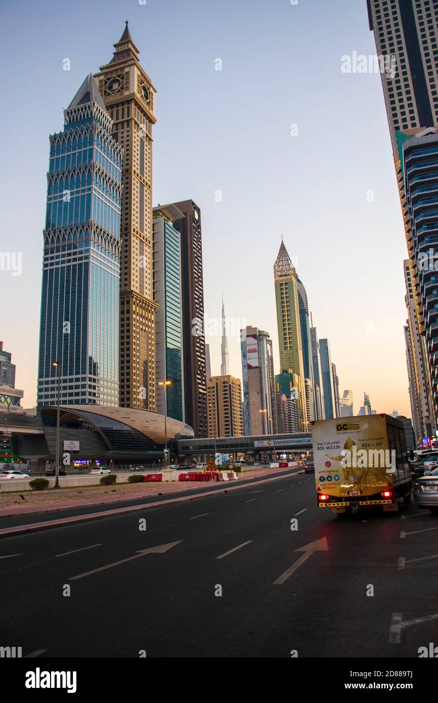 Strada principale di un Emirati Arabi Uniti, Shekh Zayed strada. Ripresa a Dubai. Molti edifici famosi possono essere visti come pure la stazione della metropolitana all'aperto Foto Stock Strada principale di un Emirati Arabi Uniti, Shekh Zayed strada. Ripresa a Dubai. Molti edifici famosi possono essere visti come pure la stazione della metropolitana all'aperto Foto Stock