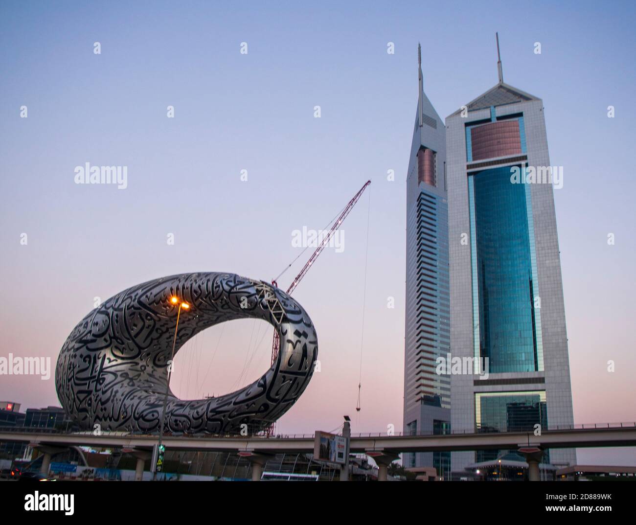Strada principale di un Emirati Arabi Uniti, Shekh Zayed strada. Ripresa a Dubai. Molti edifici famosi possono essere visti, così come la stazione della metropolitana e il 'Museo Foto Stock Strada principale di un Emirati Arabi Uniti, Shekh Zayed strada. Ripresa a Dubai. Molti edifici famosi possono essere visti, così come la stazione della metropolitana e il 'Museo Foto Stock