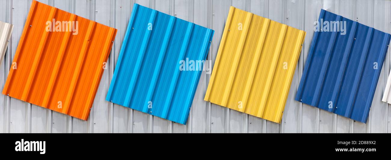 tetto arancione, blu, giallo, ciano, sfondo bianco Foto Stock