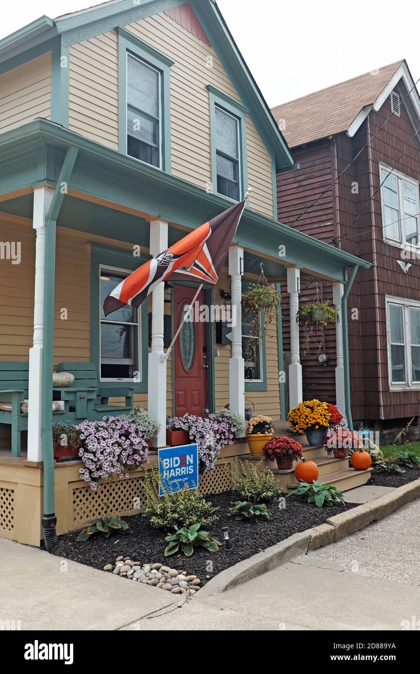 Una casa nel quartiere gentrificato di Hingetown/Ohio City a Cleveland, Ohio, con decorazioni autunnali esterne e una bandiera dei Cleveland Browns. Foto Stock