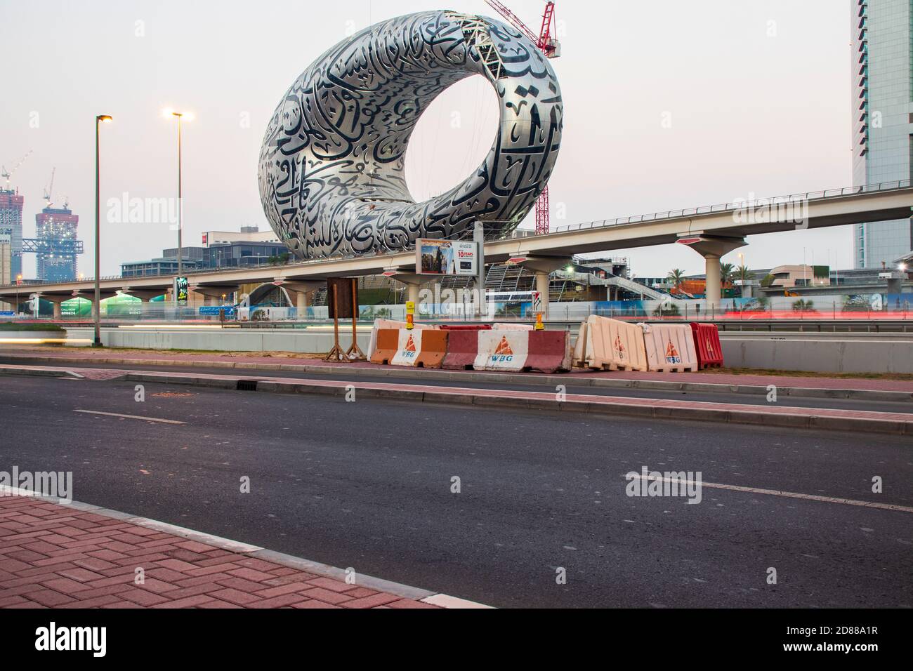 Strada principale di un Emirati Arabi Uniti, Shekh Zayed strada. Ripresa a Dubai. Molti edifici famosi possono essere visti, così come la stazione della metropolitana e il 'Museo Foto Stock Strada principale di un Emirati Arabi Uniti, Shekh Zayed strada. Ripresa a Dubai. Molti edifici famosi possono essere visti, così come la stazione della metropolitana e il 'Museo Foto Stock