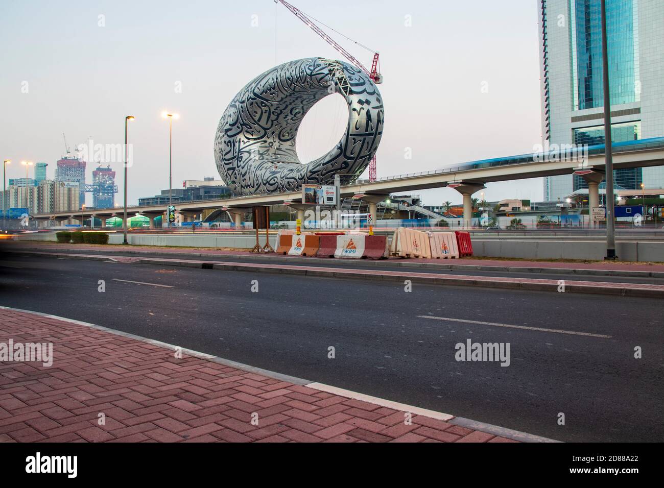 Strada principale di un Emirati Arabi Uniti, Shekh Zayed strada. Ripresa a Dubai. Molti edifici famosi possono essere visti, così come la stazione della metropolitana e il 'Museo Foto Stock Strada principale di un Emirati Arabi Uniti, Shekh Zayed strada. Ripresa a Dubai. Molti edifici famosi possono essere visti, così come la stazione della metropolitana e il 'Museo Foto Stock