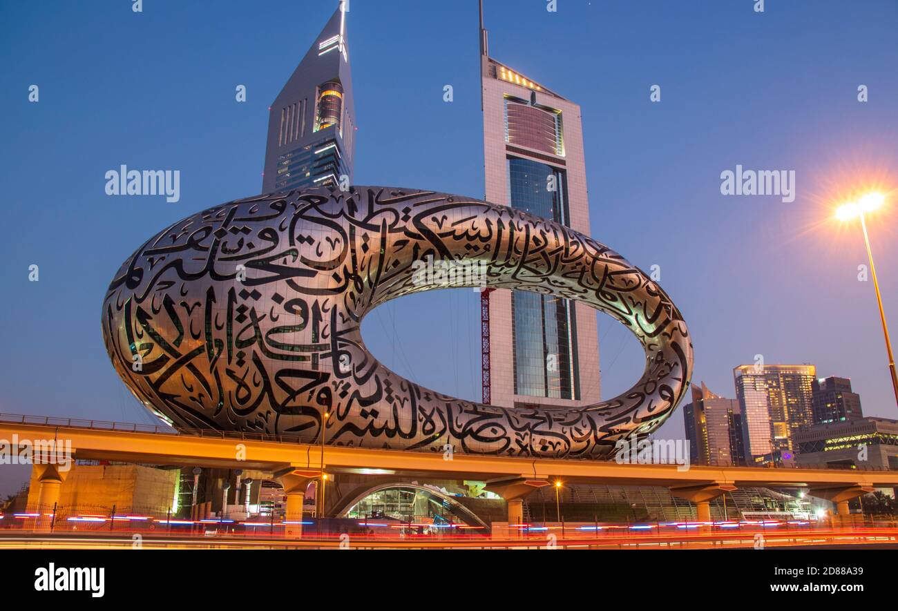 Strada principale di un Emirati Arabi Uniti, Shekh Zayed strada. Ripresa a Dubai. Molti edifici famosi possono essere visti, così come la stazione della metropolitana e il 'Museo Foto Stock Strada principale di un Emirati Arabi Uniti, Shekh Zayed strada. Ripresa a Dubai. Molti edifici famosi possono essere visti, così come la stazione della metropolitana e il 'Museo Foto Stock