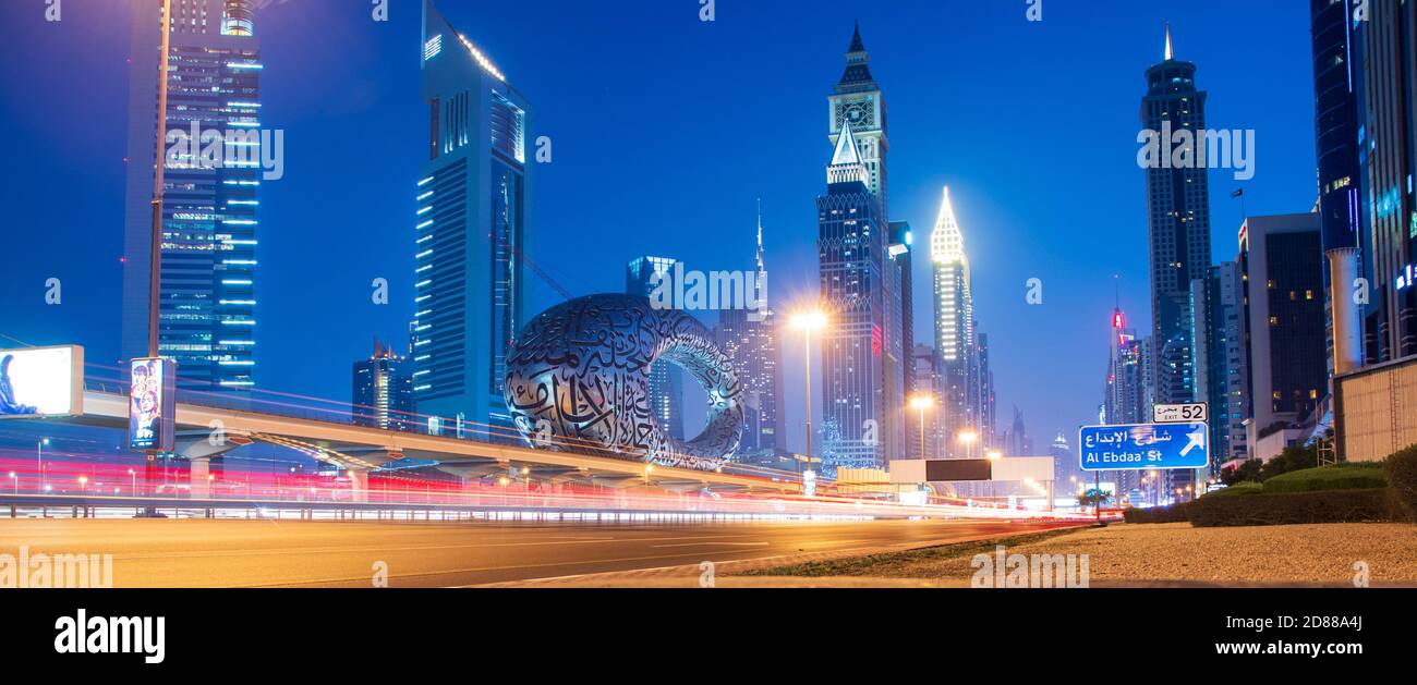 Strada principale di un Emirati Arabi Uniti, Shekh Zayed strada. Ripresa a Dubai. Molti edifici famosi possono essere visti, così come la stazione della metropolitana e il 'Museo Foto Stock Strada principale di un Emirati Arabi Uniti, Shekh Zayed strada. Ripresa a Dubai. Molti edifici famosi possono essere visti, così come la stazione della metropolitana e il 'Museo Foto Stock