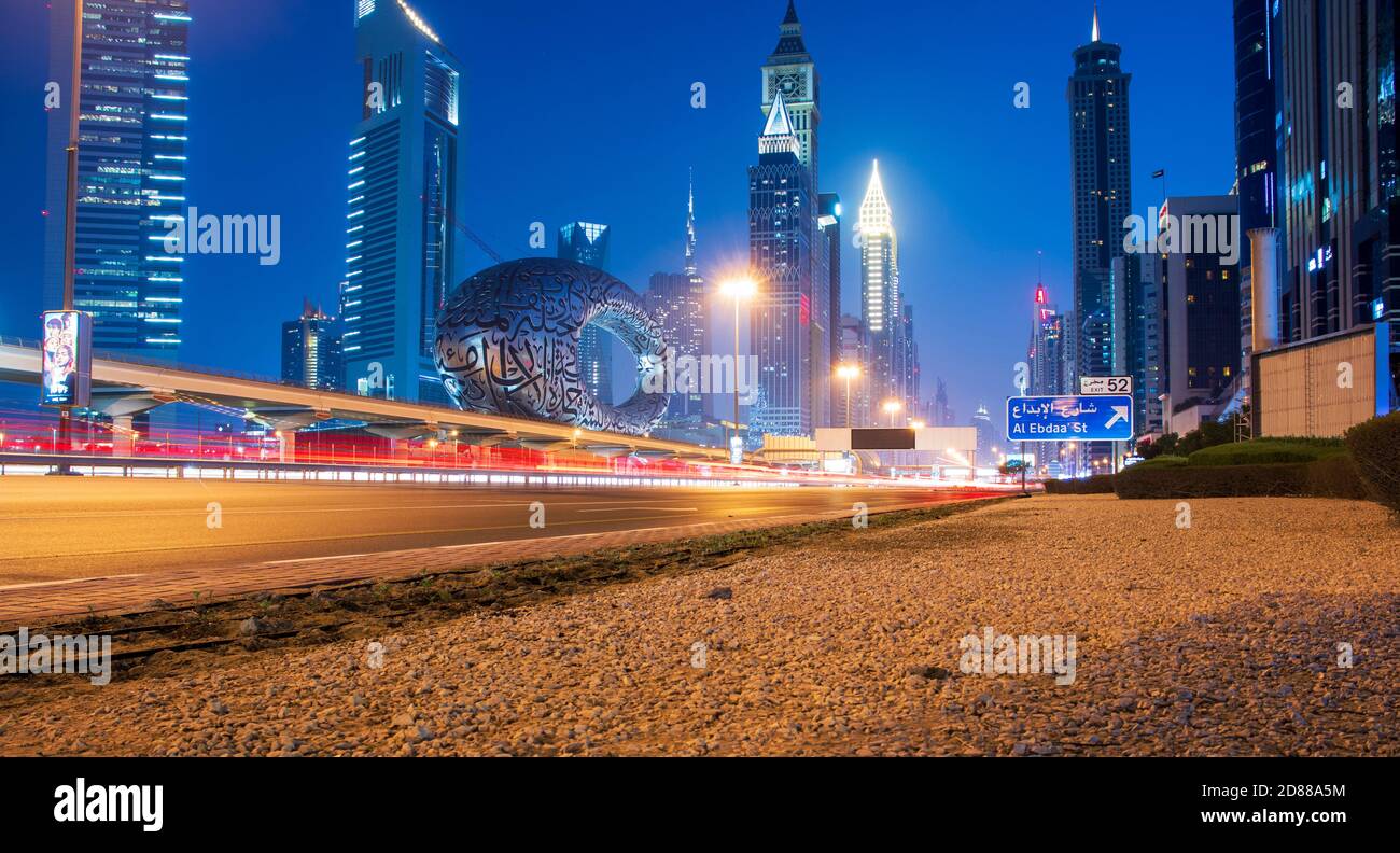 Strada principale di un Emirati Arabi Uniti, Shekh Zayed strada. Ripresa a Dubai. Molti edifici famosi possono essere visti, così come la stazione della metropolitana e il 'Museo Foto Stock Strada principale di un Emirati Arabi Uniti, Shekh Zayed strada. Ripresa a Dubai. Molti edifici famosi possono essere visti, così come la stazione della metropolitana e il 'Museo Foto Stock