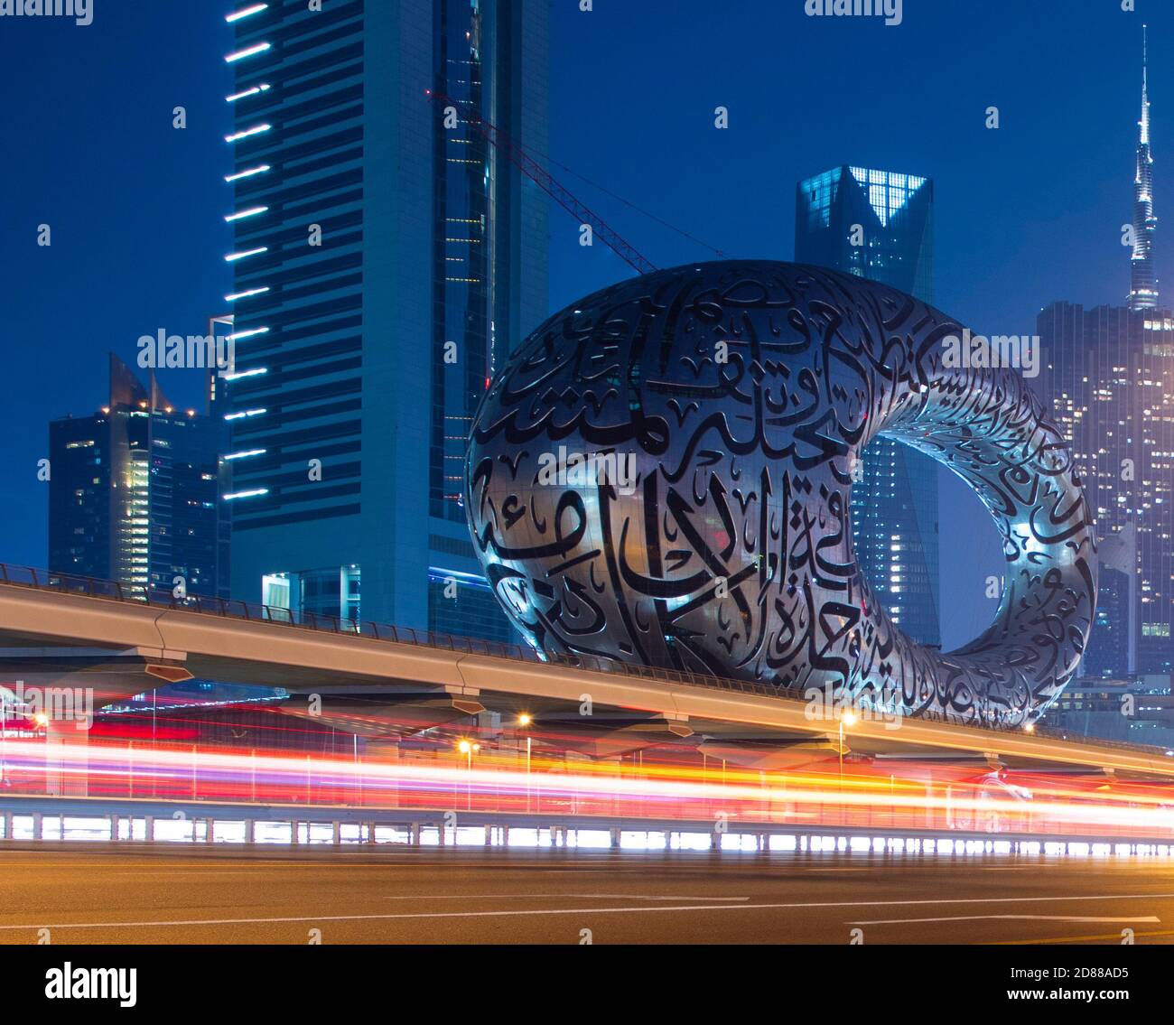 Strada principale di un Emirati Arabi Uniti, Shekh Zayed strada. Ripresa a Dubai. Molti edifici famosi possono essere visti, così come la stazione della metropolitana e il 'Museo Foto Stock Strada principale di un Emirati Arabi Uniti, Shekh Zayed strada. Ripresa a Dubai. Molti edifici famosi possono essere visti, così come la stazione della metropolitana e il 'Museo Foto Stock