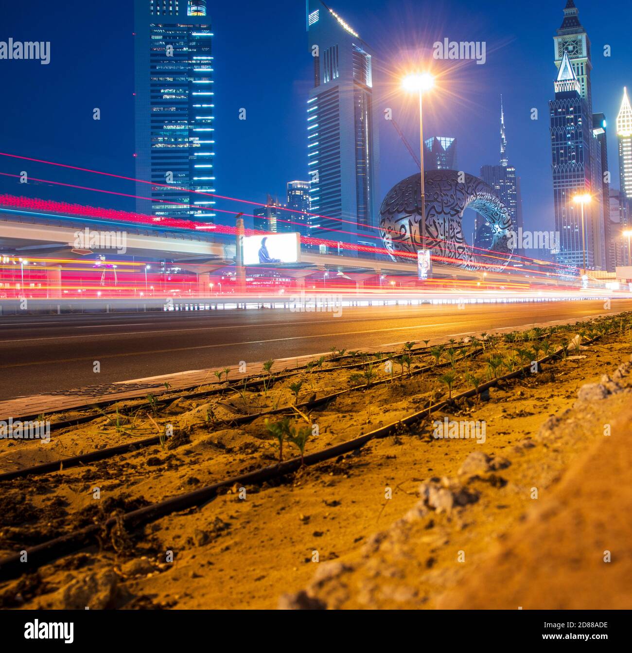 Strada principale di un Emirati Arabi Uniti, Shekh Zayed strada. Ripresa a Dubai. Molti edifici famosi possono essere visti, così come la stazione della metropolitana e il 'Museo Foto Stock Strada principale di un Emirati Arabi Uniti, Shekh Zayed strada. Ripresa a Dubai. Molti edifici famosi possono essere visti, così come la stazione della metropolitana e il 'Museo Foto Stock