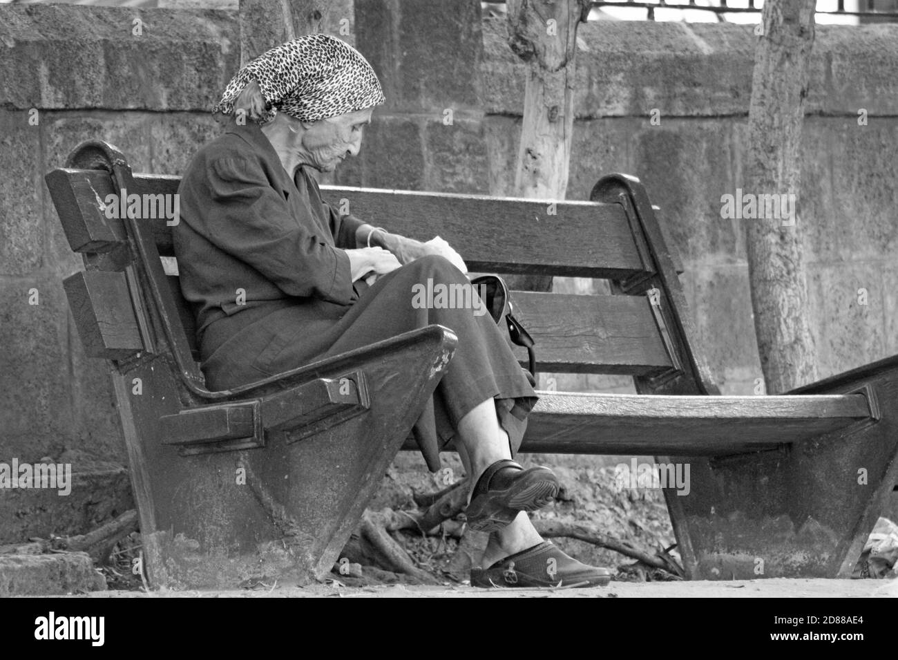 La vecchia donna si siede su una panchina a Beirut, in Libano. Foto Stock