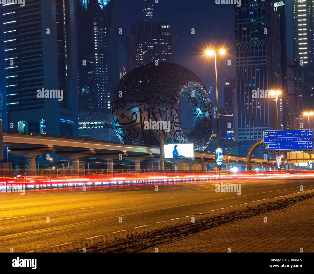 Strada principale di un Emirati Arabi Uniti, Shekh Zayed strada. Ripresa a Dubai. Molti edifici famosi possono essere visti, così come la stazione della metropolitana e il 'Museo Foto Stock Strada principale di un Emirati Arabi Uniti, Shekh Zayed strada. Ripresa a Dubai. Molti edifici famosi possono essere visti, così come la stazione della metropolitana e il 'Museo Foto Stock