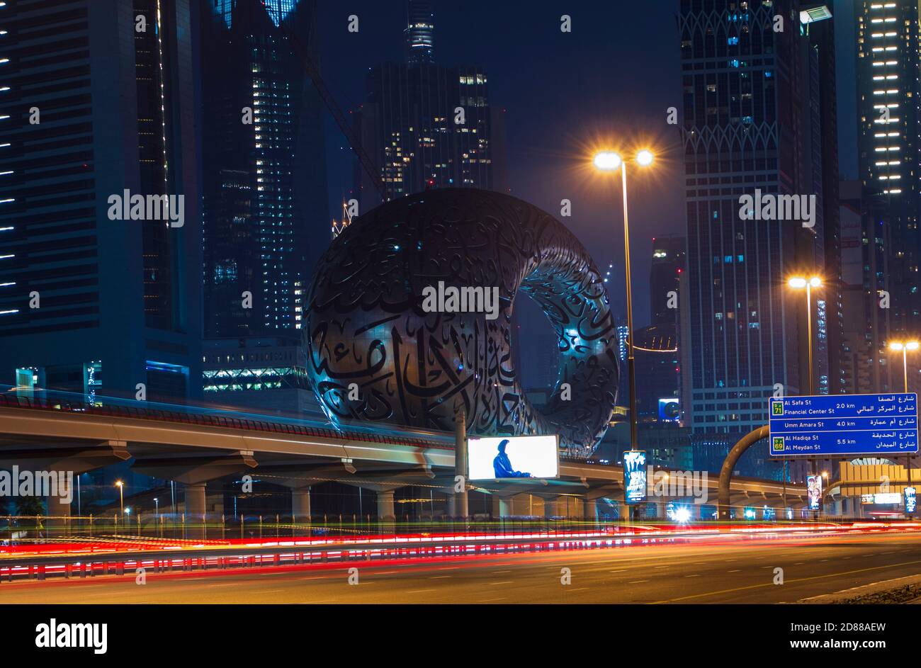 Strada principale di un Emirati Arabi Uniti, Shekh Zayed strada. Ripresa a Dubai. Molti edifici famosi possono essere visti, così come la stazione della metropolitana e il 'Museo Foto Stock Strada principale di un Emirati Arabi Uniti, Shekh Zayed strada. Ripresa a Dubai. Molti edifici famosi possono essere visti, così come la stazione della metropolitana e il 'Museo Foto Stock