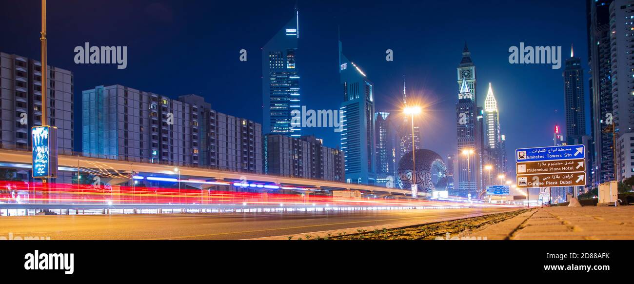 Strada principale di un Emirati Arabi Uniti, Shekh Zayed strada. Ripresa a Dubai. Molti edifici famosi possono essere visti come pure la stazione della metropolitana all'aperto Foto Stock Strada principale di un Emirati Arabi Uniti, Shekh Zayed strada. Ripresa a Dubai. Molti edifici famosi possono essere visti come pure la stazione della metropolitana all'aperto Foto Stock