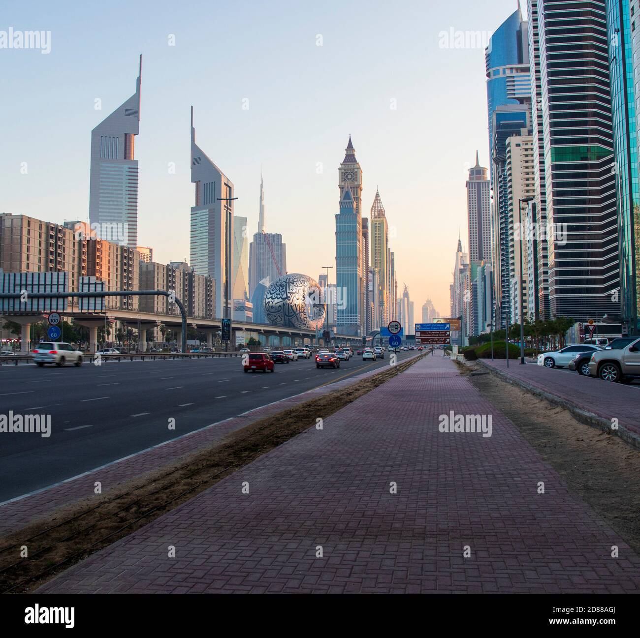 Strada principale di un Emirati Arabi Uniti, Shekh Zayed strada. Ripresa a Dubai. Molti edifici famosi possono essere visti come pure la stazione della metropolitana all'aperto Foto Stock Strada principale di un Emirati Arabi Uniti, Shekh Zayed strada. Ripresa a Dubai. Molti edifici famosi possono essere visti come pure la stazione della metropolitana all'aperto Foto Stock