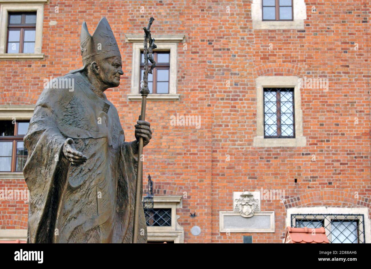 Una statua in bronzo a grandezza naturale di Papa Giovanni Paolo 2 sorge nei terreni del complesso Wawel a Cracovia, in Polonia, il luogo di nascita di Karol Wojtyla. Foto Stock