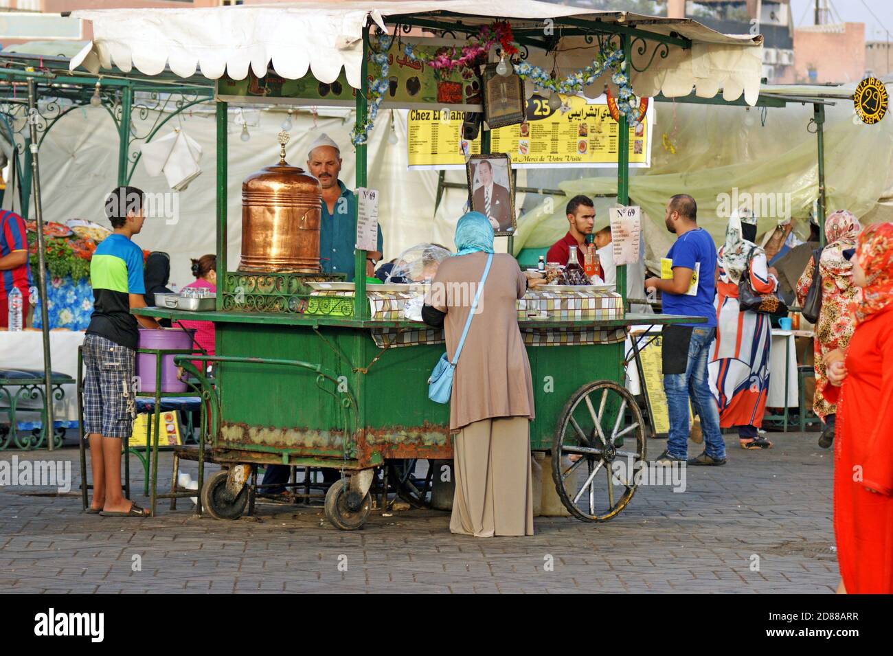 Un venditore di strada mobile vende bevande durante il giorno nello spazio culturale di Jemaa el-Fina a Marrakech, Marocco. Foto Stock