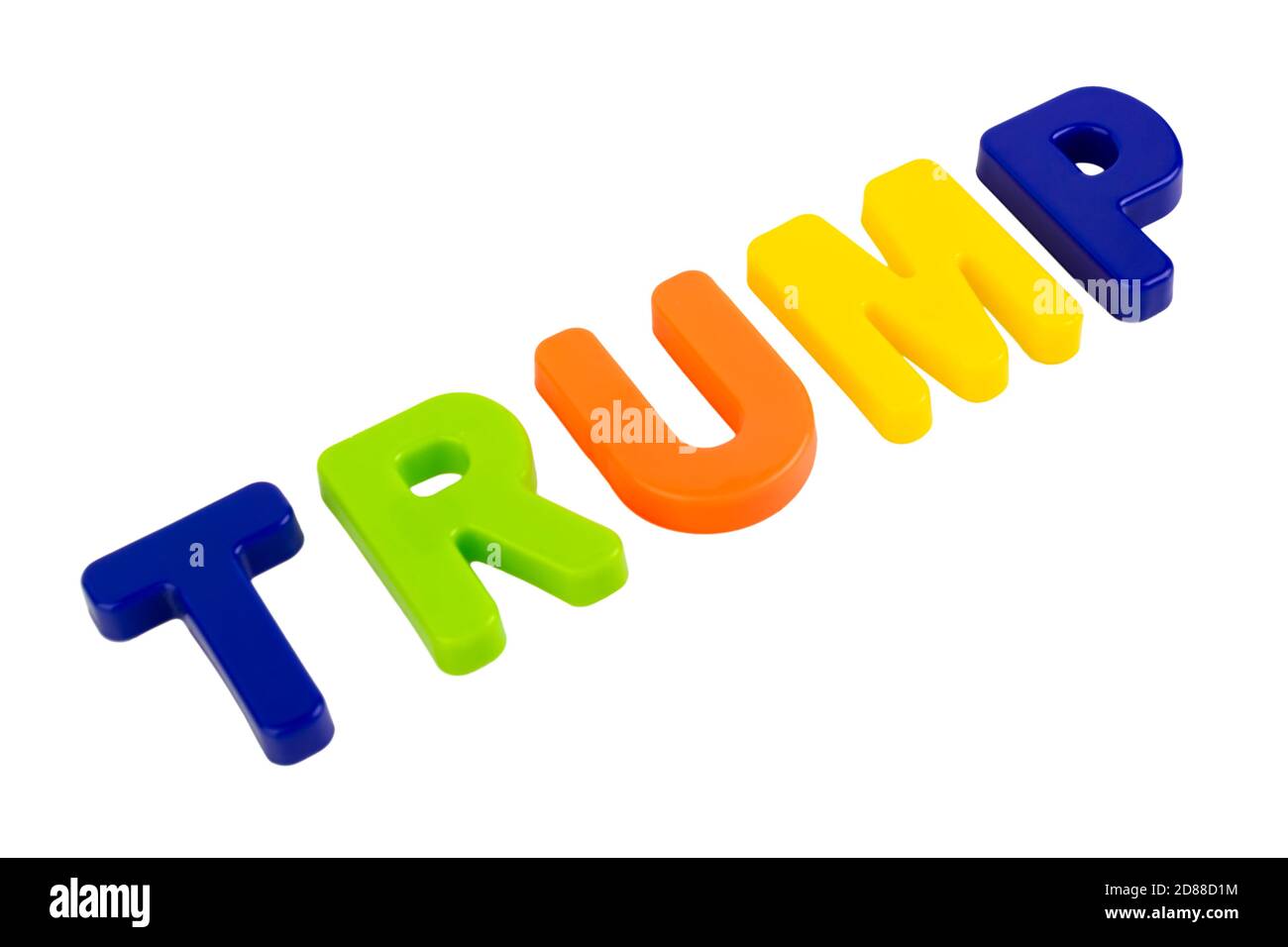 Il cognome del presidente americano Donald Trump scritto in lettere di plastica multicolore su sfondo bianco. Concetto per la campagna elettorale. Foto Stock
