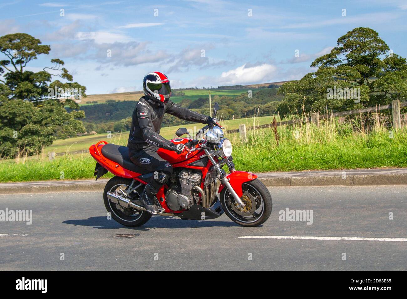 Red Suzuki Bandit motociclista; due ruote di trasporto, moto, veicolo, strade, moto, motociclisti che automobilano a Chorley, Regno Unito Foto Stock