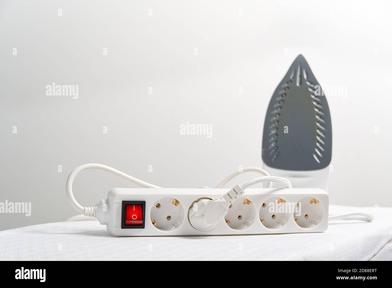 Cavo di prolunga in ferro alimentato con spazio per la copia. Cavo di prolunga elettrico con protezione da sovraccarico. Foto Stock