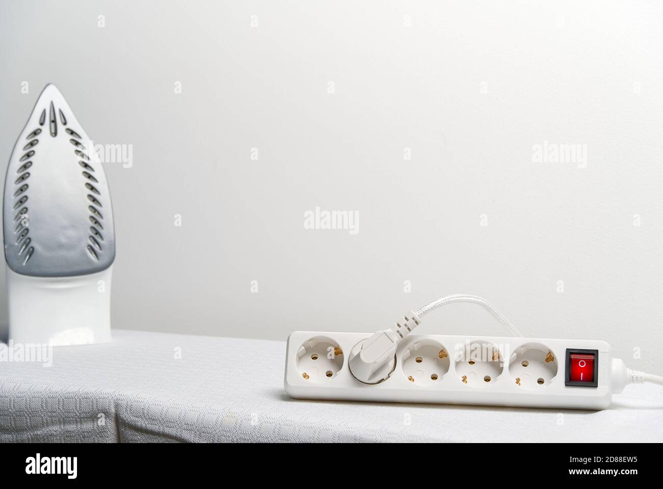 Cavo di prolunga in ferro alimentato con spazio per la copia. Cavo di prolunga elettrico con protezione da sovraccarico. Foto Stock