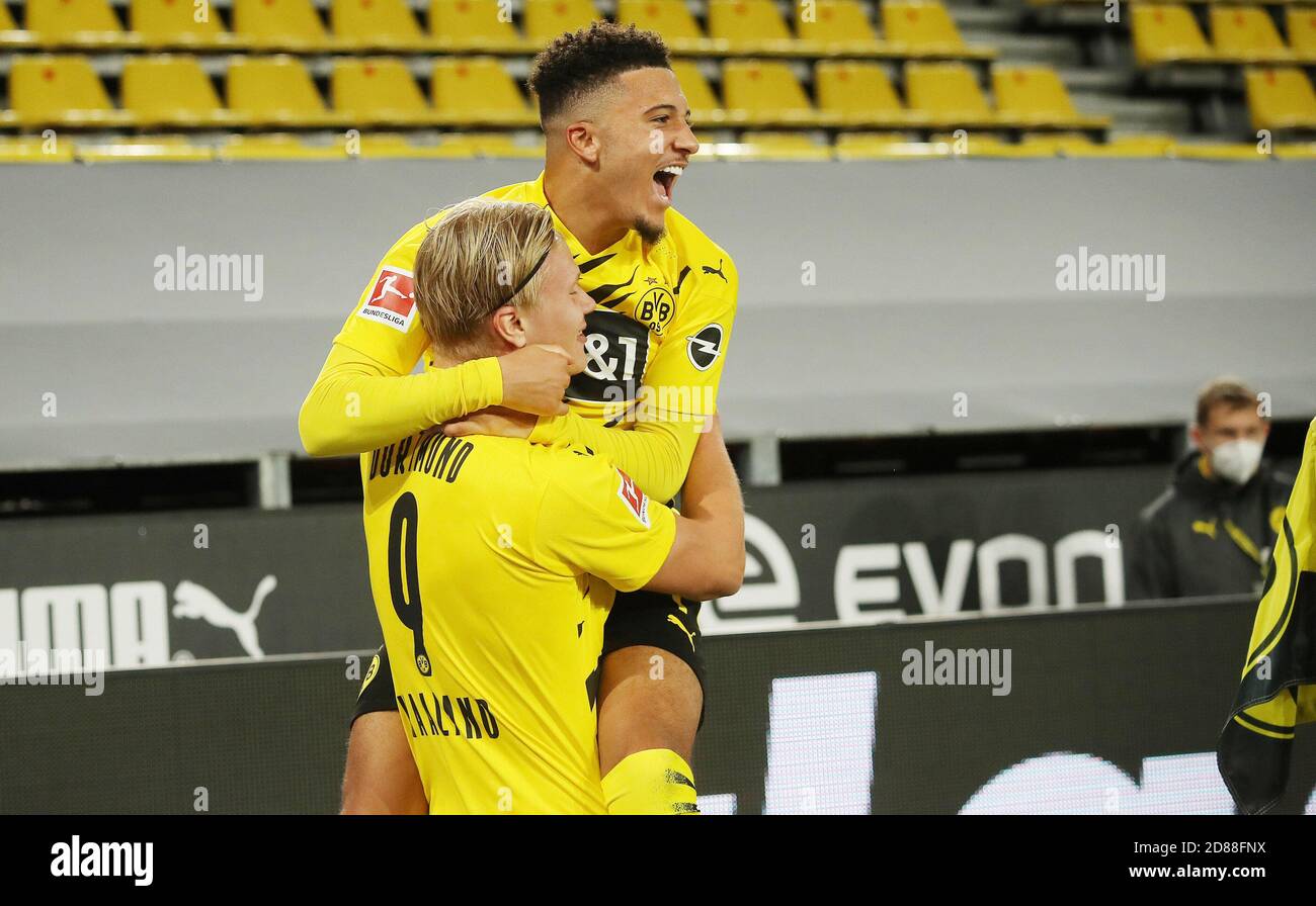 Erling Haaland di Borussia Dortmund festeggia dopo il suo obiettivo con Jadon Sancho durante il campionato tedesco Bundesliga partita di calcio tra BOR C Foto Stock