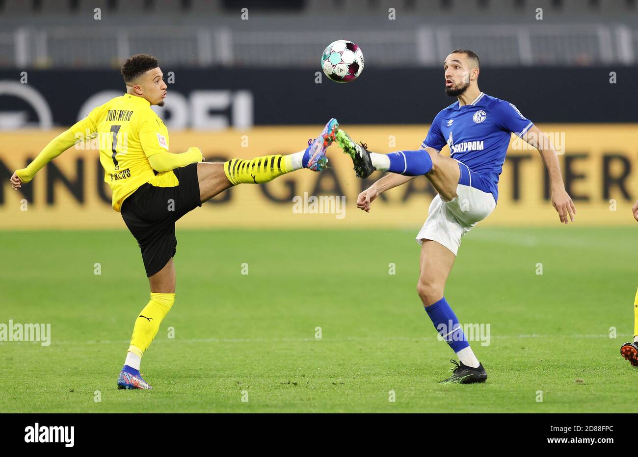 Jadon Sancho di Borussia Dortmund e Nabil Bentaleb di Schalke 04 durante il campionato tedesco Bundesliga partita di calcio tra Borussia Dortmun C. Foto Stock