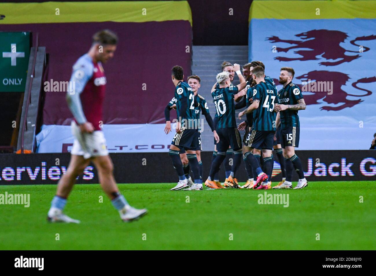 Leeds United Forward Patrick Bamford (9) segna un gol e. Festeggia per fare il punteggio 0-2 durante il campionato inglese Premier League football C Foto Stock