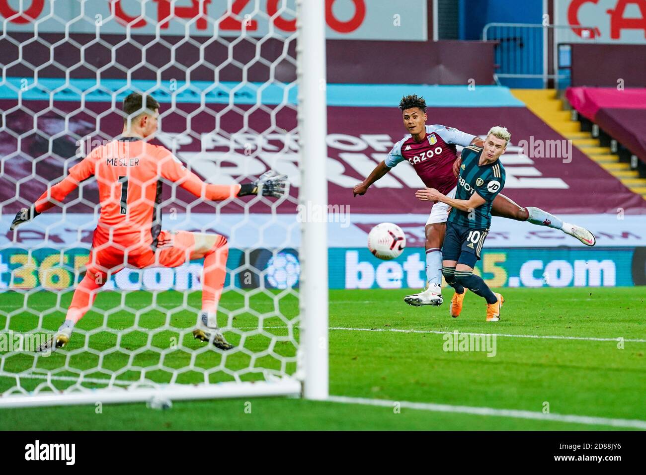 Aston Villa Forward Ollie Watkins (11) scatta un colpo durante La partita di calcio del campionato inglese Premier League tra Aston Villa E Leeds Unit C. Foto Stock