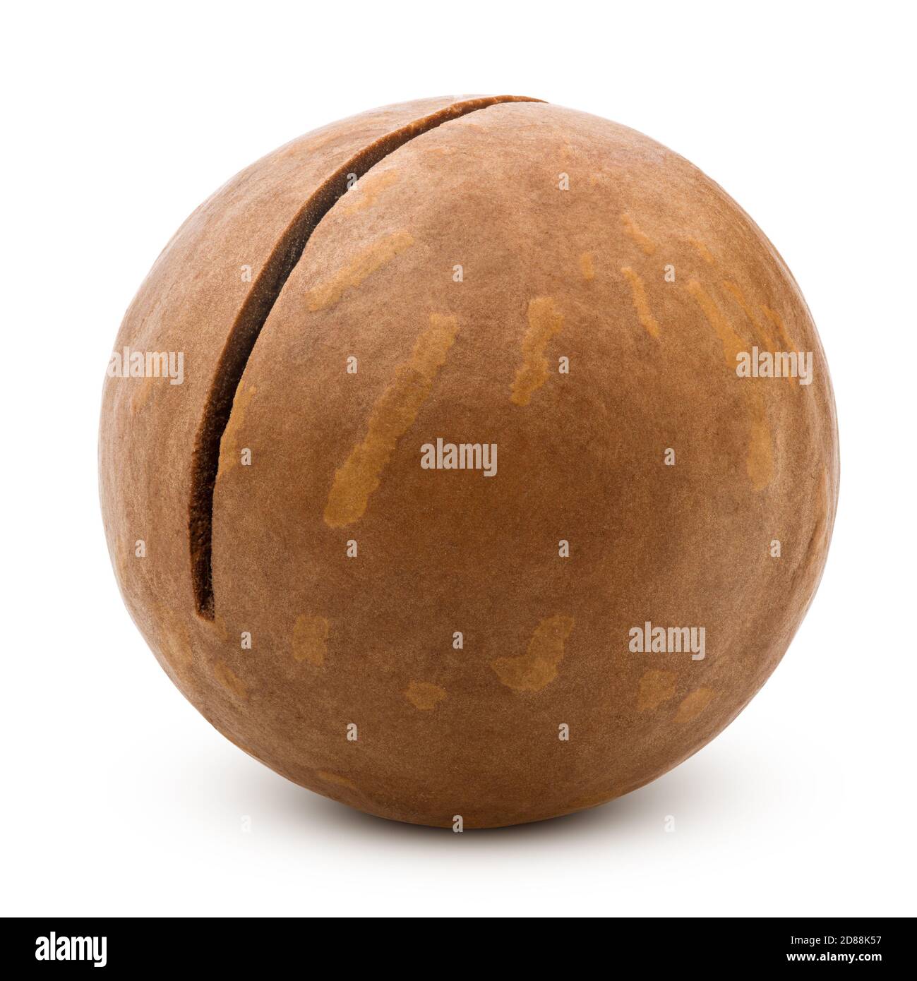 macadamia, noce, isolato su sfondo bianco, tracciato di ritaglio, profondità di campo completa Foto Stock