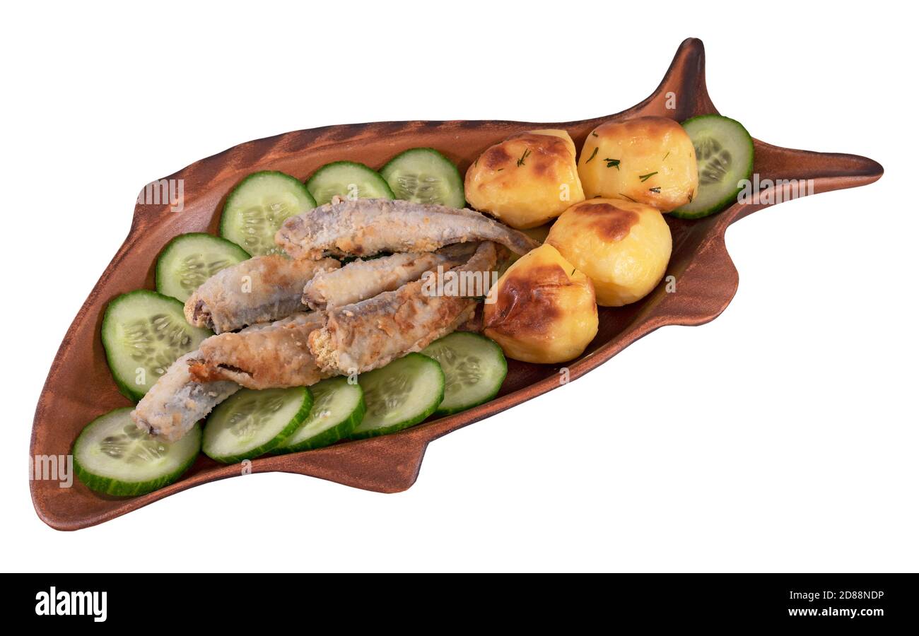Fritto puzzava di cetrioli e patate in forma di pesce piastra isolata su sfondo bianco Foto Stock