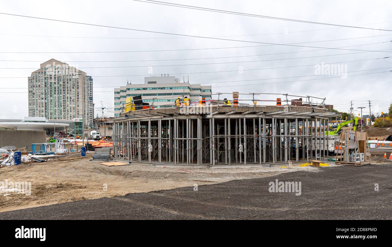 Sono in corso lavori di costruzione per il nuovo Kipling GO & MiWay Transit Hub. Il progetto è in ritardo a causa dell'impatto della pandemia di Coronavirus Foto Stock Sono in corso lavori di costruzione per il nuovo Kipling GO & MiWay Transit Hub. Il progetto è in ritardo a causa dell'impatto della pandemia di Coronavirus Foto Stock