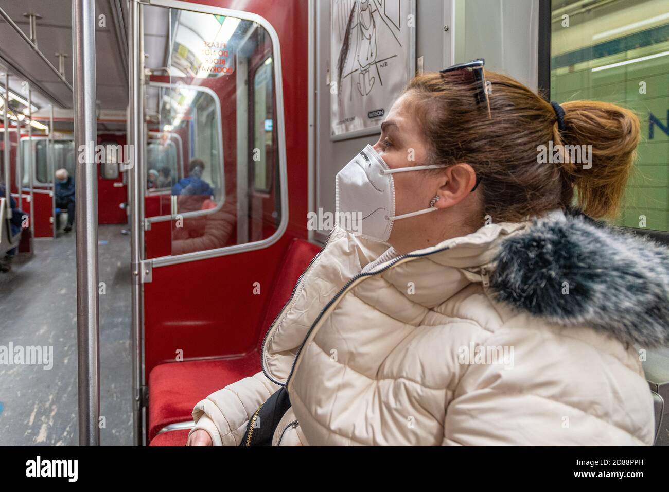 Persone che indossano maschere di protezione mentre cavalcano il TTC. Le maschere sono obbligatorie all'interno del sistema di trasporto pubblico Foto Stock