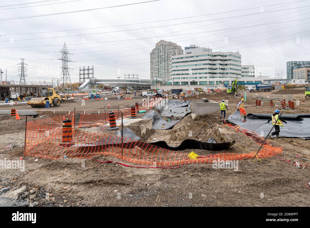 Sono in corso lavori di costruzione per il nuovo Kipling GO & MiWay Transit Hub. Il progetto è in ritardo a causa dell'impatto della pandemia di Coronavirus Foto Stock Sono in corso lavori di costruzione per il nuovo Kipling GO & MiWay Transit Hub. Il progetto è in ritardo a causa dell'impatto della pandemia di Coronavirus Foto Stock