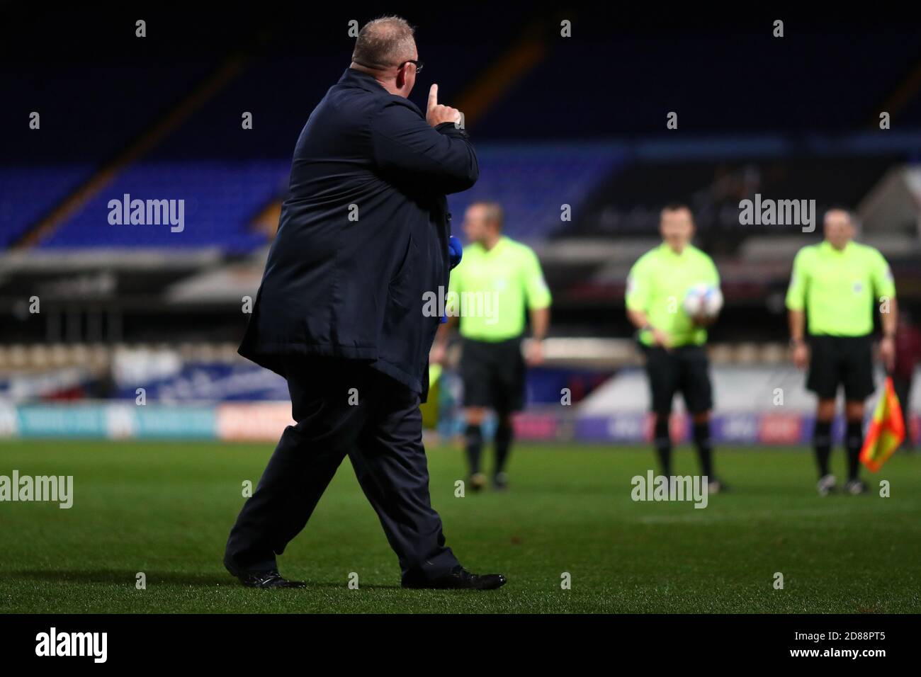 Manager di Gillingham, Steve Evans ha interrogato il Referee e i funzionari delle partite - Ipswich Town contro Gillingham, Sky Bet League One, Portman Road, Ipswich, UK - 27 ottobre 2020 solo per uso editoriale - si applicano le restrizioni DataCo Foto Stock