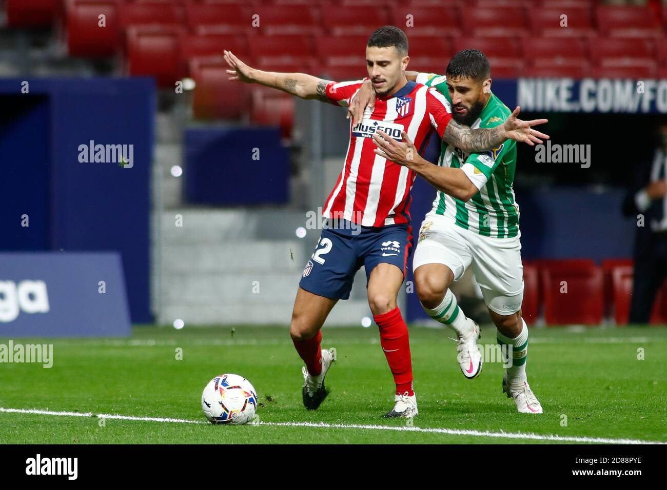 Mario Hermoso di Atletico de Madrid e Nabil Fekir di Real Betis in azione durante il campionato spagnolo la Liga Partita di calcio tra Atletico C. Foto Stock