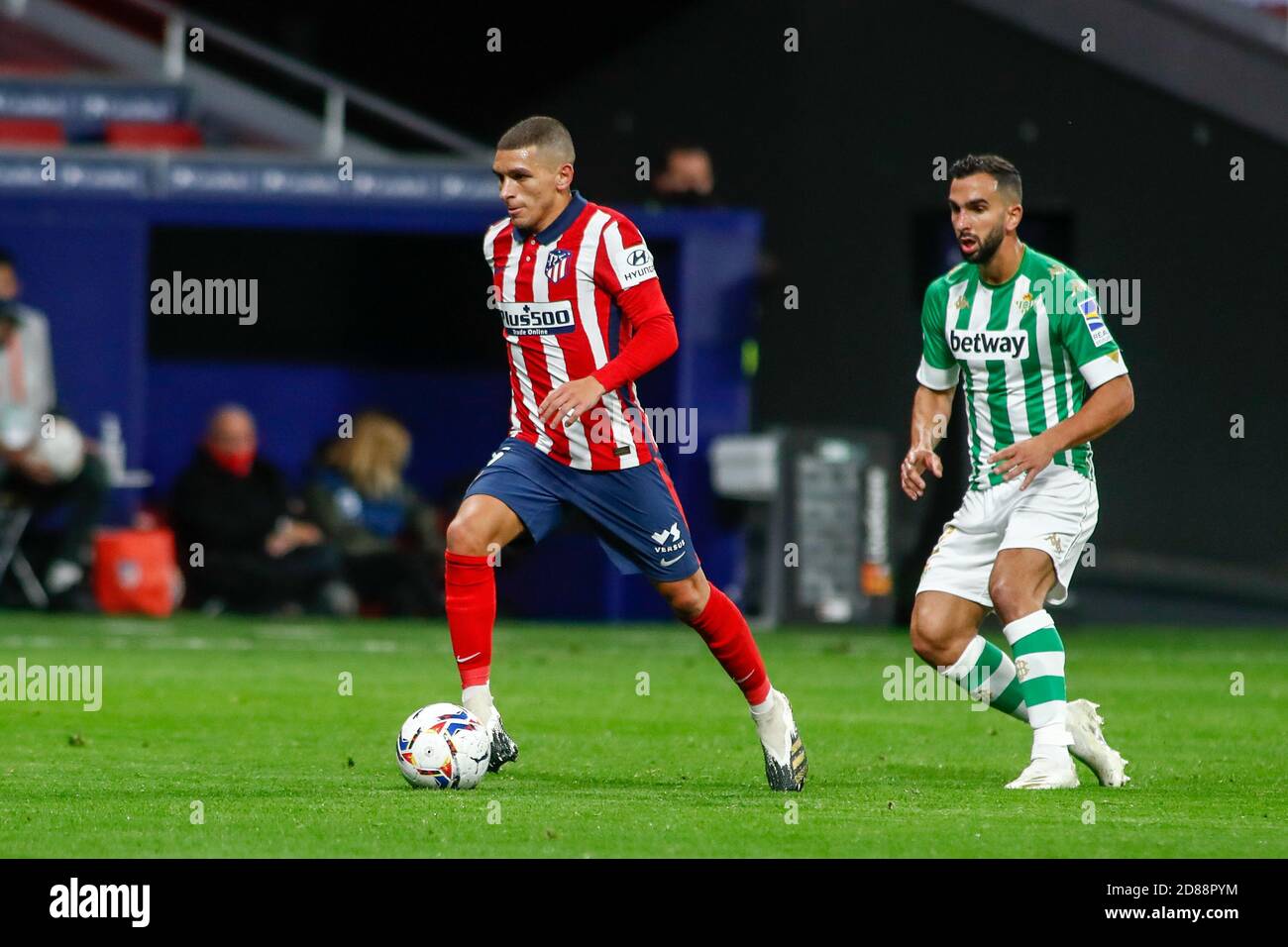 Lucas Torreira di Atletico de Madrid e Martin Montoya di Real Betis in azione durante il campionato spagnolo la Liga Partita di calcio tra l'Atlet C. Foto Stock